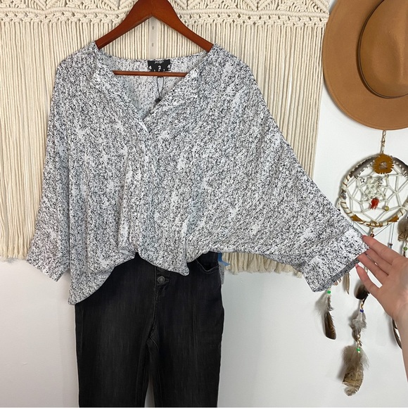 424Fifth NWT Lord & Taylor Abstract Black & White Blousy Short Sleeve Top Large - Picture 5 of 12